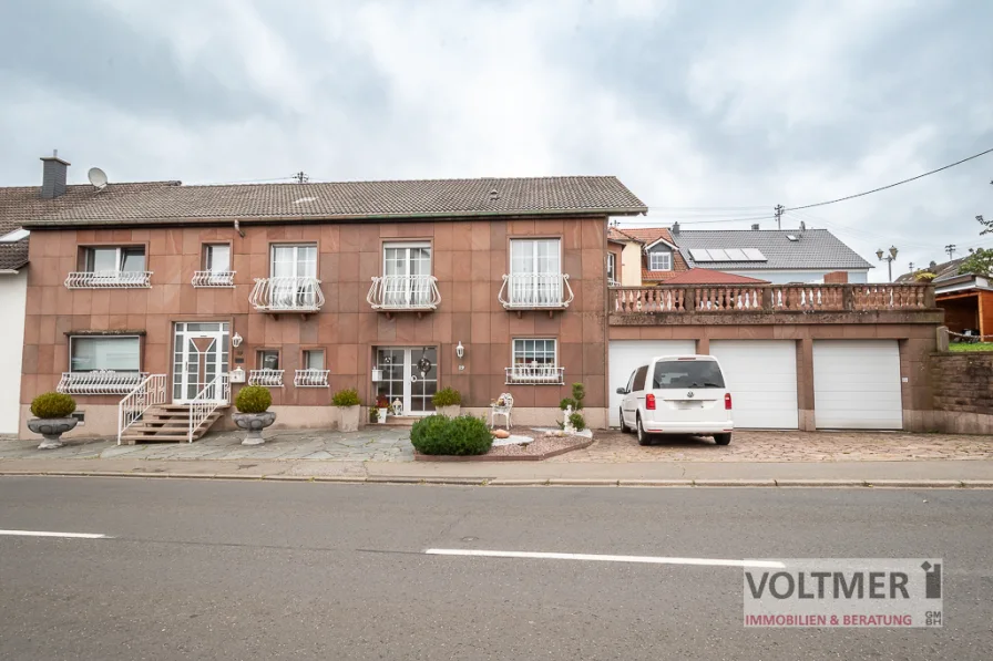 Straßenansicht - Haus kaufen in Freisen - DOPPELPACK - zwei Einfamilienhäuser mit Garage für sechs PKW, Carport und Garten in Freisen!