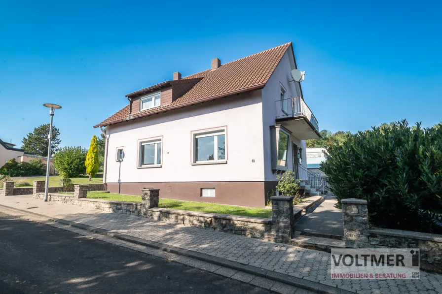 Straßenansicht - Haus kaufen in Bexbach / Oberbexbach - MÖGLICHKEIT - Einfamilienhaus mit Lagerkomplex, Garage und großem Grundstück in Oberbexbach!