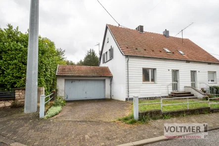 Straßenansicht - Haus kaufen in Neunkirchen - STORCHENPLATZ - sanierungsbedürftige Doppelhaushälfte mit Garten & Garage!