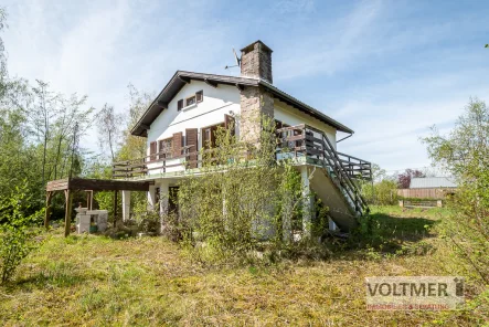 Rückansicht - Haus kaufen in Diane-Capelle - URLAUBSDOMIZIL - zweigeschossiges Ferienhaus am Stockweiher mit zugehörigem Bootssteg!