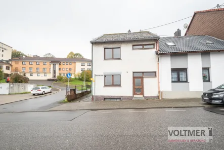 Straßenansicht - Haus kaufen in Spiesen-Elversberg - RESERVIERT - gepflegtes Reihenendhaus mit Garten in Spiesen-Elversberg!