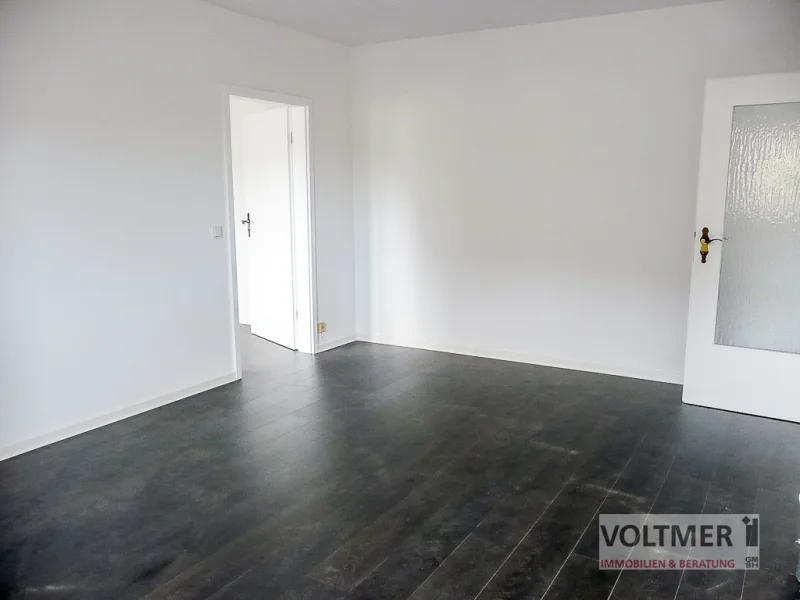 Wohnzimmer - Wohnung mieten in Neunkirchen - SINGLEGLÜCK - helle Erdgeschosswohnung mit kleiner Terrasse in Furpach!