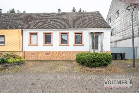 Straßenansicht - Haus kaufen in Bexbach - ZENTRUMSNAH - Reihenendhaus mit Garten und Ausbaupotential in Bexbach!