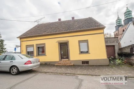 Ansicht - Haus kaufen in Schiffweiler / Heiligenwald - NEUENTSTEHUNG - sanierungsbedürftiges Einfamilienhaus mit Garage in Heiligenwald!