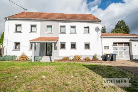 Straßenansicht - Haus kaufen in Neunkirchen/Saar - FLEXIBEL - vielseitig nutzbares Einfamilienhaus mit großer Garage in Ludwigsthal!