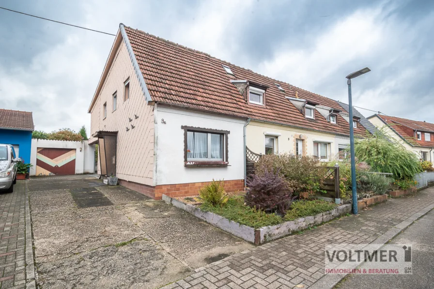 Straßenansicht - Haus kaufen in Neunkirchen/Saar - KLEINES HEIM GLÜCK ALLEIN - Reihenendhaus mit Garage in Furpach!