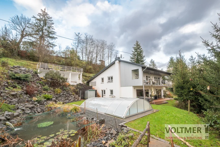 Rückansicht - Haus kaufen in Schiffweiler - BLICK INS GRÜNE - saniertes Einfamilienhaus mit Einliegerwohnung in Alleinlage von Schiffweiler!