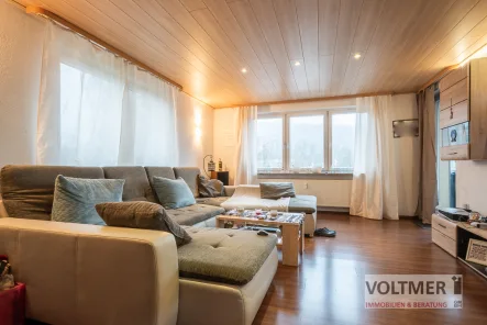 Wohnzimmer - Wohnung kaufen in Neunkirchen/Saar - GLÜCKSGFRIFF - vermietete Eigentumswohnung mit überdachtem Balkon und Garage in Neunkirchen!