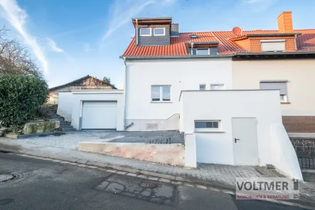 Straßenansicht - Haus kaufen in Sankt Wendel / Oberlinxweiler - KERNSANIERT - einzugsbereites Einfamilienhaus mit Garage in Feldrandlage von St. Wendel!