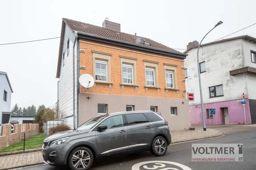 Straßenansicht - Haus kaufen in Schiffweiler / Heiligenwald - ECKSTEIN - freistehendes Einfamilienhaus mit Garten & Garage in Heiligenwald!