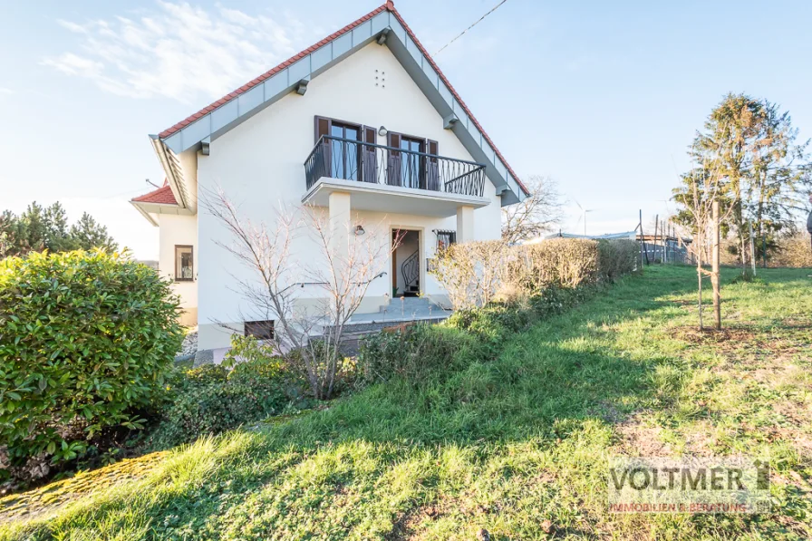 Frontansicht - Haus mieten in Münchwies - LIVE YOUR DREAM - großzügiges Einfamilienhaus mit Garten, Balkon und Garage in Münchwies!