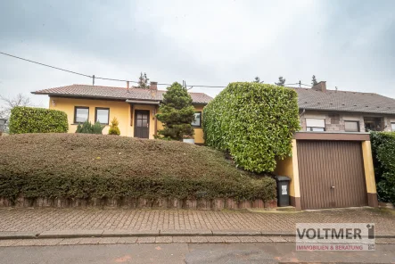 Straßenansicht - Haus kaufen in Merchweiler - EBENERDIG - gepflegter Bungalow mit Garage & Garten in Merchweiler!