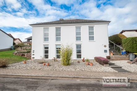 Straßenansicht - Haus kaufen in Lebach / Eidenborn - FLUIDUM - einzugsbereites Einfamilienhaus in Sackgassenlage von Lebach!