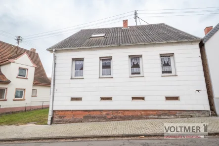 Straßenansicht - Haus kaufen in Bexbach / Oberbexbach - ZENTRUMSNAH - freistehendes Einfamilienhaus mit Garten und Ausbaupotential in Bexbach!