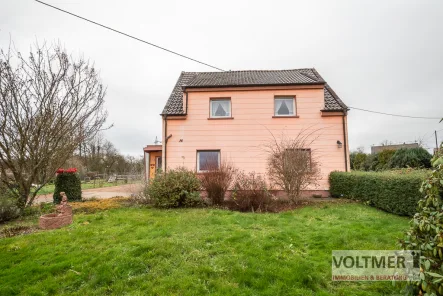 Straßenansicht - Haus kaufen in Merchweiler - VIEL PLATZ - Ein- bis Zweifamilienhaus mit zwei Garagen und großem Grundstück in Merchweiler!