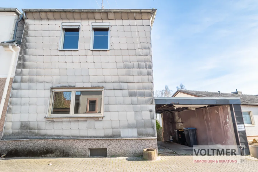 Straßenansicht - Haus kaufen in Bexbach - POTENZIAL - sanierungsbedürftiges Einfamilienhaus mit möglicher Einliegerwohnung in Bexbach!