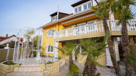 Hausansicht - Haus kaufen in Herbolzheim - Exklusives Wohnen unter Palmen: Luxuriöses Hausmit Pool und drei modernisierten Wohnungen