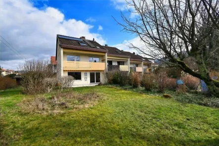 Gartenansicht - Haus kaufen in Waldkirch - Bezugsfreies Reihenendhaus mit großem Grundstück 