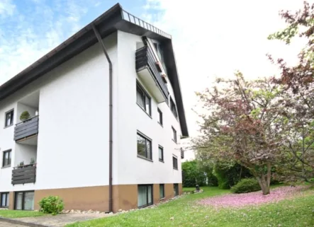 Ansicht mit beiden Balkonen - Wohnung kaufen in Ehrenkirchen - Großzügige und freundliche 3,5 Zi-Eigentumswohnung in ruhigem 6-Familienhaus