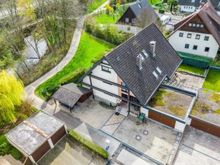 Luftbild - Haus kaufen in Denzlingen - Teilvermietetes Zweifamilienhaus mit besonderer Architektur