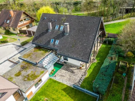 Luftbild seitlich - Haus kaufen in Denzlingen - Teilvermietetes Zweifamilienhaus mit besonderer Architektur