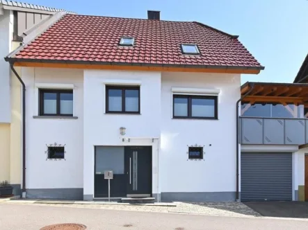 Außenansicht - Haus kaufen in Winden - Sanierte Doppelhaushälfte in guter LageKurzfristig bezugsfrei !