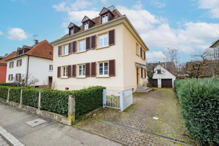 Ansicht - Haus kaufen in Freiburg im Breisgau - Stilvolles Wohnhaus mit 3 Einheiten nahe dem Uniklinikumin ruhiger Wohnstraße