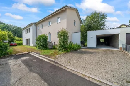 Blick auf das Anwesen mit Garagen - Haus kaufen in Teningen - ZFH in der Form von 2 Doppelhaushälften auf einem großzügigen Ortsrandgrundstück