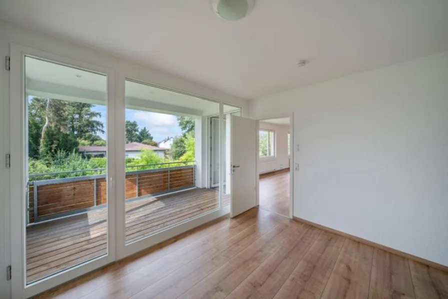 Schlafzimmer mit Zugang Balkon Neubau 