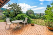 Terrasse mit Blick in den weitläufigen Garten