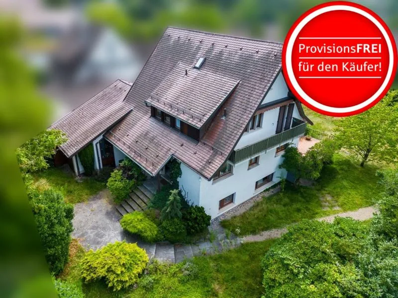 Blick auf die Eingangsseite mit Anbau - Haus kaufen in Freiburg im Breisgau - Charmantes Haus mit Potential in herrlicher Aussichtslage auf großem Grundstück 