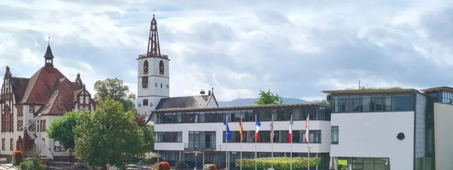 Blick auf Rathaus und Kirche in Denzlingen