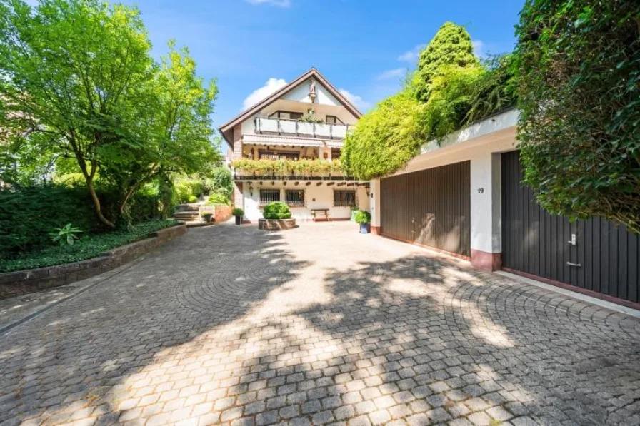 Blick auf Giebelseite des Hauses - Haus kaufen in Emmendingen - Villa mit Flair beim Stadtgarten 