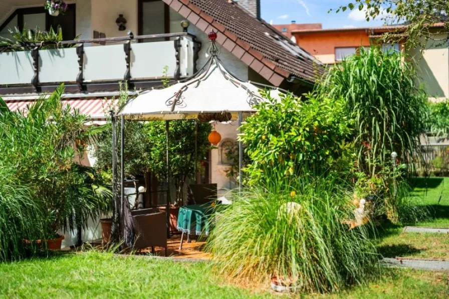 Blick auf Pavillion und Balkon