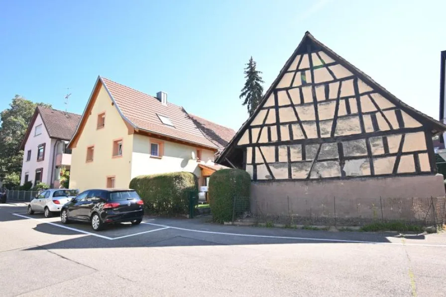 gesamtes Anwesen - Haus kaufen in Emmendingen - 2 Wohnhäuser auf einem Grundstück, 3 FMH und historisches Stadthaus mit Scheune