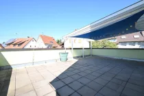 großzügige teilüberdachte Terrasse