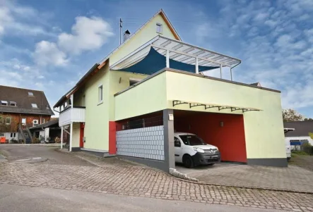 Ansicht mit Carport - Haus kaufen in Emmendingen - Zweifamilienhaus auf kompaktem Grundstück in ruhiger Wohnlage