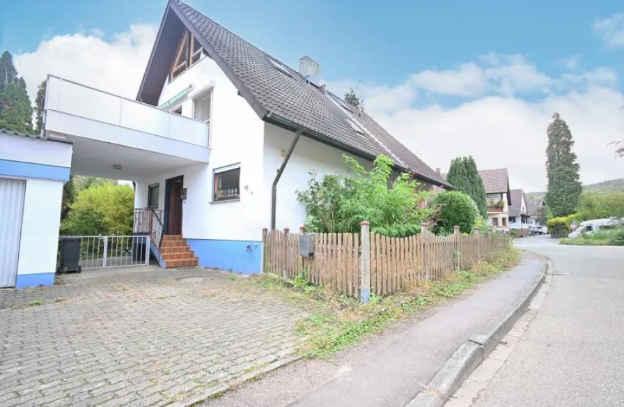 Hausansicht - Haus kaufen in Herbolzheim - Großzügiges Einfamilienhaus mit Balkon und Garten- Ihr Traumheim wartet!