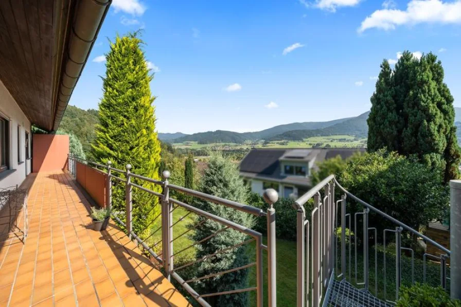 Balkon mit Treppe in den Garten