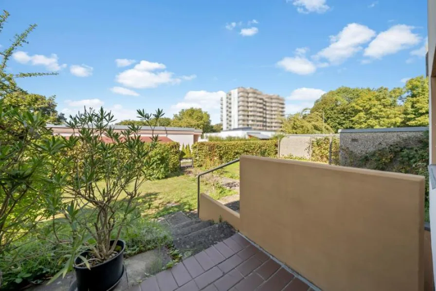 Terrasse und anschließender Garten