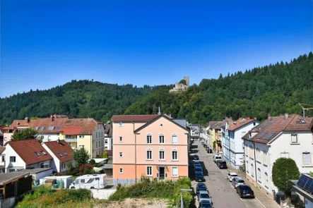 Blick zur Kastelburg - Wohnung kaufen in Waldkirch - Lichtdurchflutete Dachgeschosswohnung mitten in der Stadt.Bezugsfrei im Frühjahr 2025