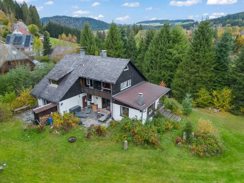 Blick auf das Haus - Haus kaufen in Hinterzarten - Einfamilienhaus mit Einliegerwohnung auf riesigem Anwesenin Randlage mit zusätzlichem Baufenster