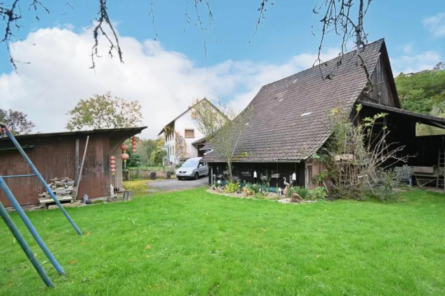 Garten mit Scheune und Carport