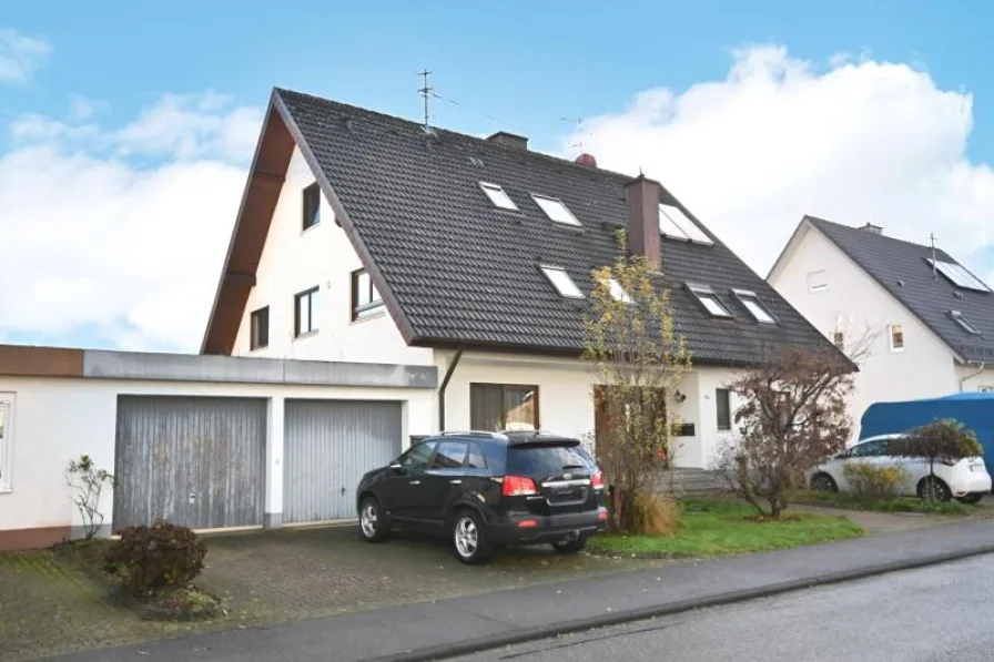 Hausansicht - Wohnung kaufen in Teningen - Bezugsfreie Maisionette-Eigentumswohnung mit2 Balkonen, Gartenanteil und Garage