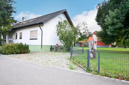 Blick auf das Haus - Haus kaufen in Kenzingen - Charmantes Zweifamilienhaus in Nordweil: Teilvermietet mit großem 1000 m² Grundstück