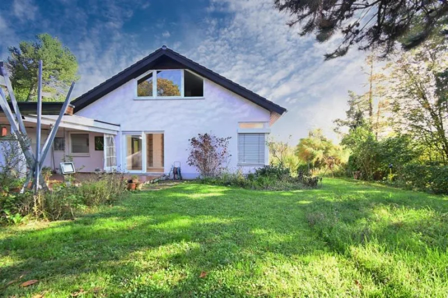 Hausansicht - Haus kaufen in Kenzingen - Panoramablick in Kenzingen: Großzügiges Wohnen mit großem Garten in exklusiver Hanglage