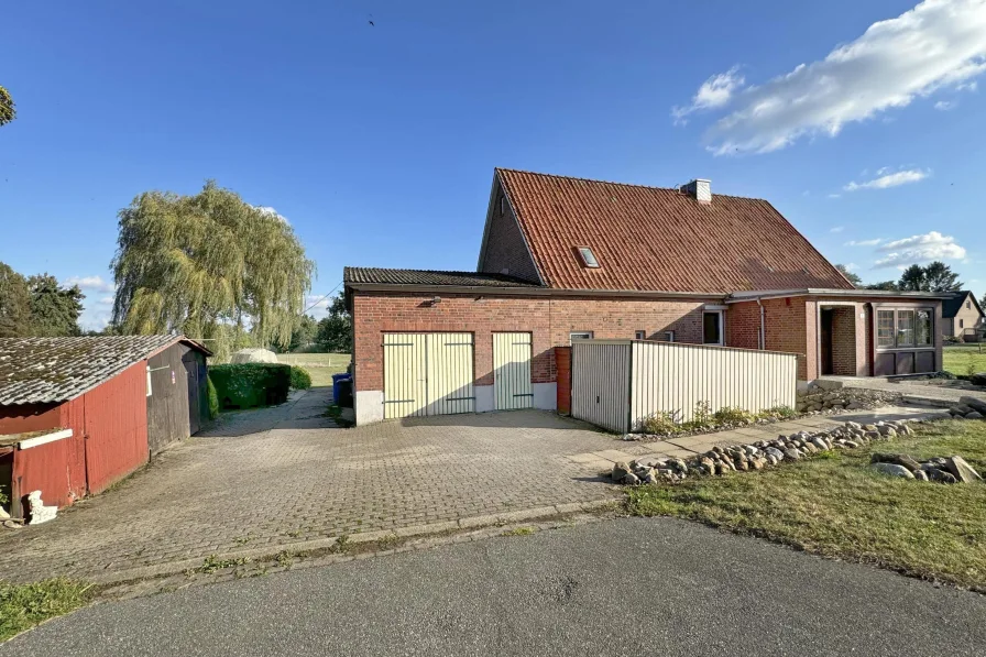 Eingangsansicht mit Garage