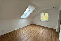 Schlafzimmer mit Zugang zur Ankleide