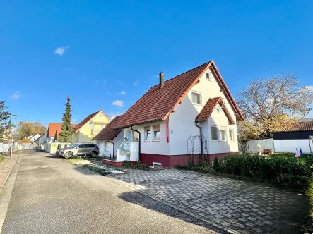 Hausansicht - Haus kaufen in Rust - Renditeobjekt mit 6-10% Rendite! Freistehendes Einfamilienhaus mit Ferienwohnungen und ausgebautem Nebenhaus in Rust