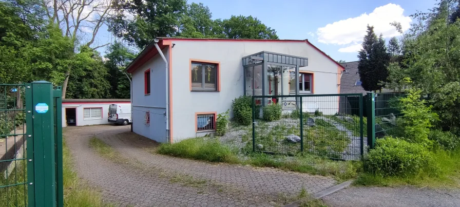 Hausansicht - Haus kaufen in Marl - Ideal für Gewerbetreibende...! Freistehendes EFH mit zwei Hallen in Marl